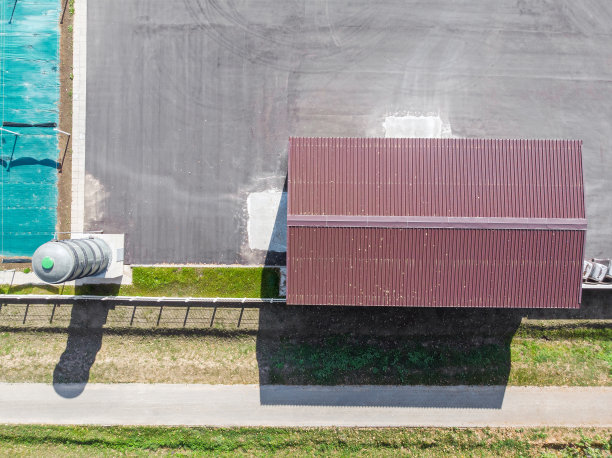 仓库棕色金属波纹屋顶。鸟瞰图图片下载