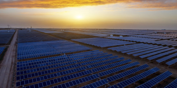 太阳光伏在日落图片下载