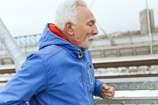 一个活跃的老人在城市里奔跑图片下载