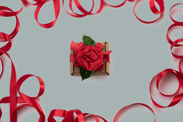 框架红丝带心灰色背景礼物概念情人节、妇女节、母亲节图片下载