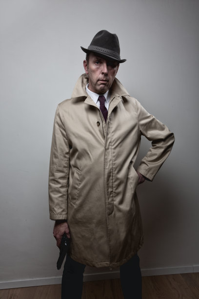 带着手枪的复古黑帮图片下载