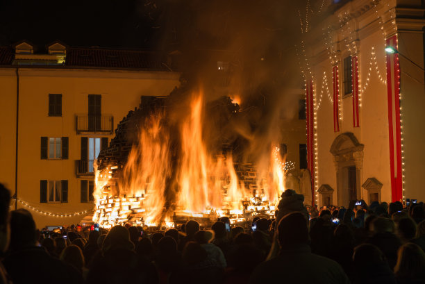 晚上大篝火。意大利瓦雷兹的圣安东尼篝火图片下载