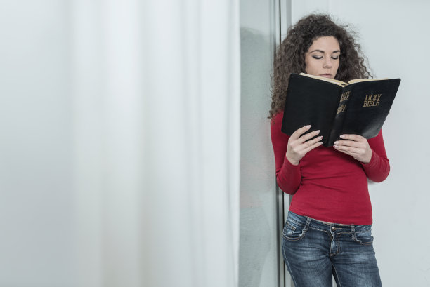 在家里读圣经的女人图片下载