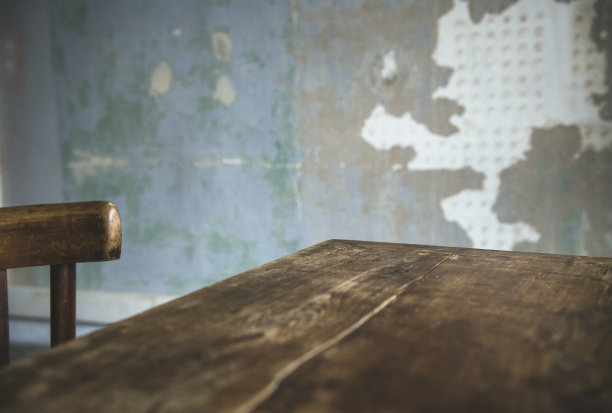 靠旧墙的空桌子图片下载