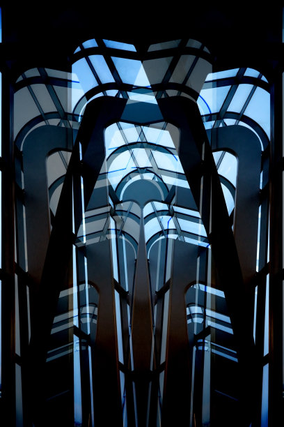 计算机图形图像的未来工业或办公建筑内部碎片。有曲线支撑结构的玻璃天花板的走廊或通道。具有流动光线的现代建筑。图片下载