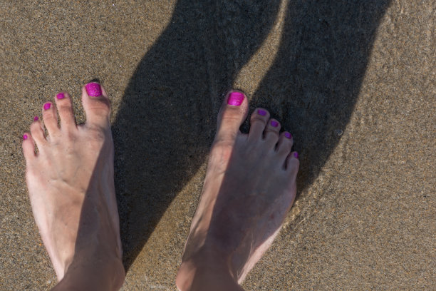 脚踩在湿沙上图片下载