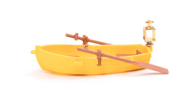 白色背景上孤立的塑料旧小船图片下载