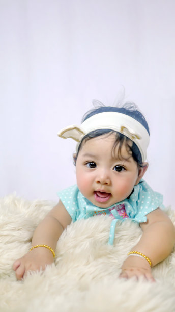 微笑的小女孩图片下载