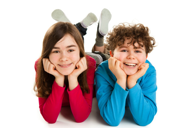 孩子们孤立地躺在白色背景下图片下载