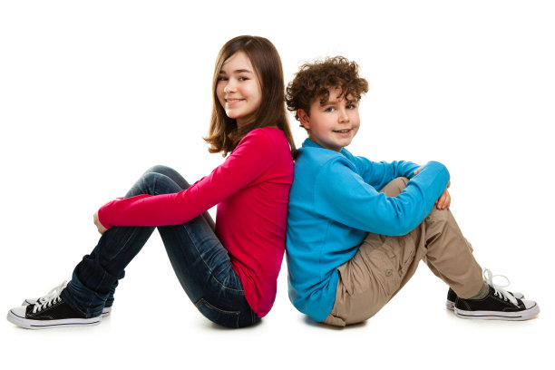 被白色隔离的孩子图片下载