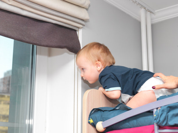 好奇的小男孩图片下载