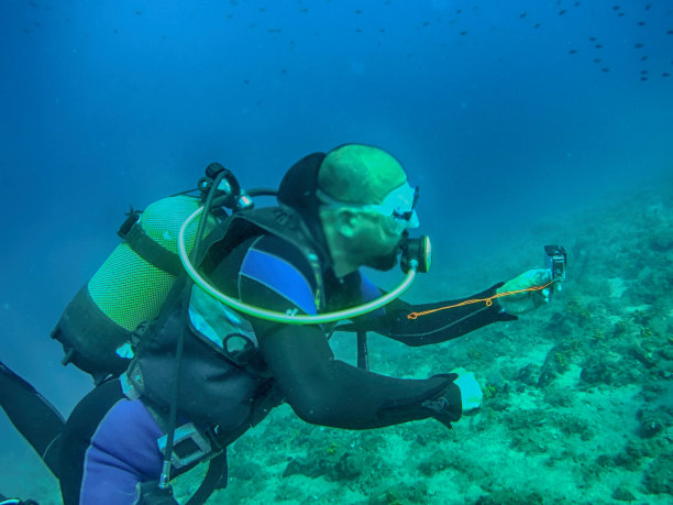 在水下探险的人图片下载