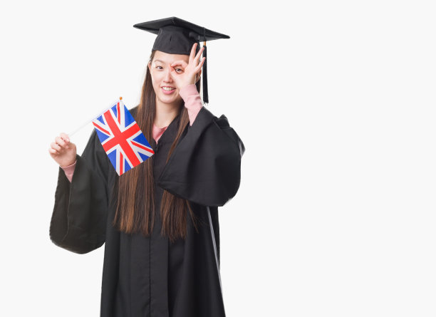 年轻的中国妇女穿着研究生制服举着英国国旗，面带笑脸做ok手势，手放在眼睛透过手指看图片下载