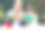 妈妈和小女儿一起在花盆里和泥土一起种花，女儿在家照顾花和浇水图片下载
