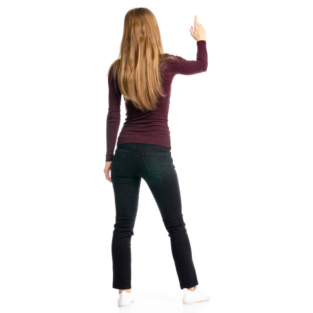 穿着黑色牛仔裤和衬衫的女人素材图片