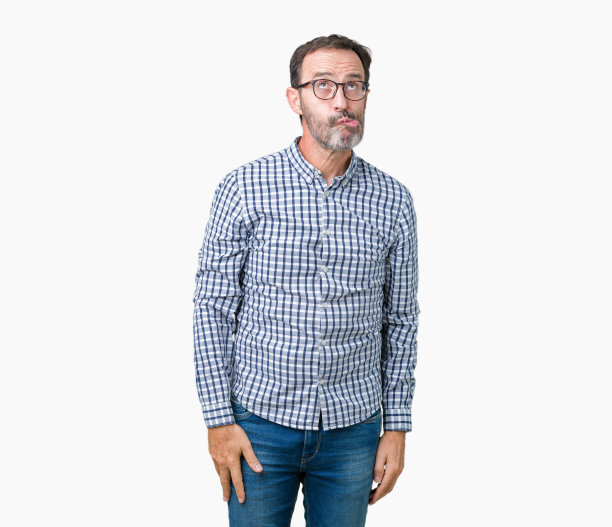 英俊的中年优雅的高级商务人士戴眼镜在孤立的背景，使鱼脸与嘴唇，疯狂和滑稽的手势。有趣的表情。图片下载