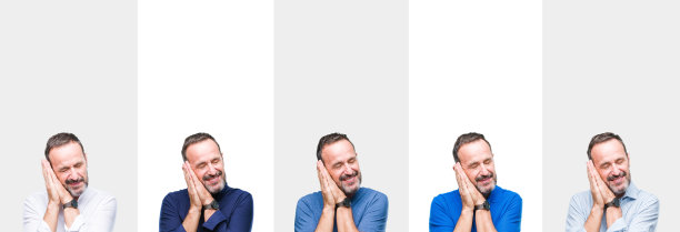 在孤立的背景上的中年老年男子的拼贴疲倦地睡觉，做梦和摆姿势的双手同时闭着眼睛微笑。图片下载