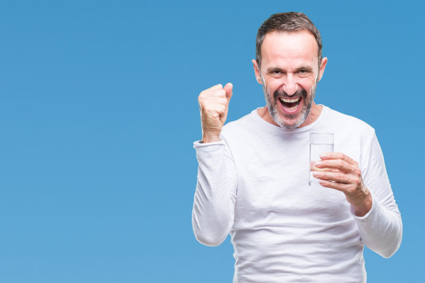 白发苍苍的中年老人喝着水杯越过孤立的背景尖叫着自豪，庆祝胜利和成功非常激动、振奋的情绪图片下载