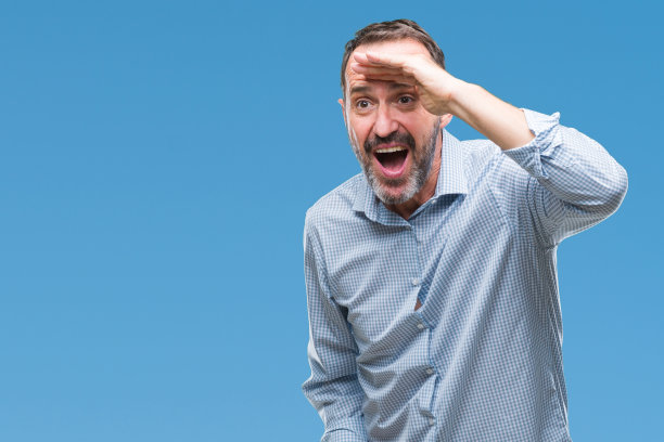 中年的年老的高级商人在孤立的背景非常幸福，微笑着看远与手在头上。搜索概念。图片下载