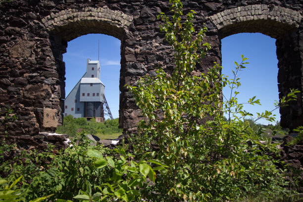 密歇根州上半岛基维诺国家历史公园的废弃工业建筑图片下载
