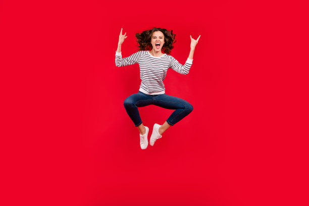 全身尺寸的照片飞高诱人美丽的她的女孩在硬摇滚音乐会不能沉默和冷静穿着白色休闲毛衣在红色鲜艳的背景图片下载