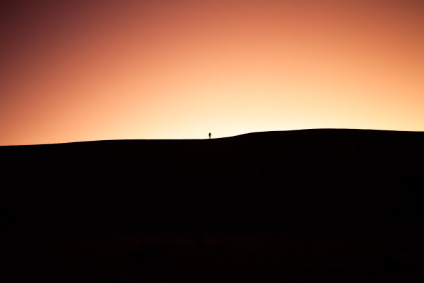 孤身一人登上顶峰图片下载