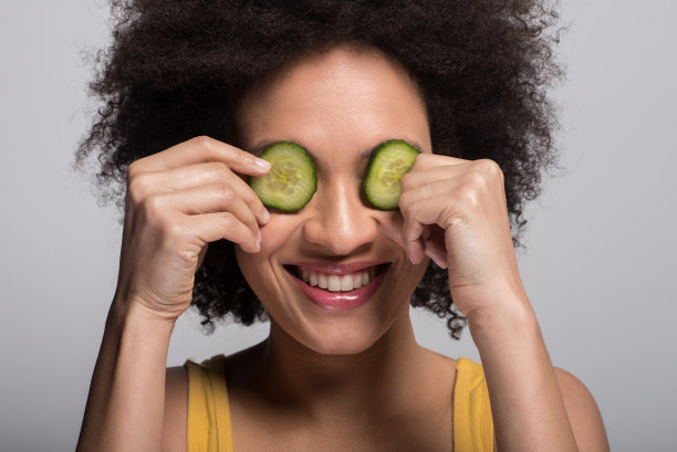 拿着黄瓜片的女人图片下载