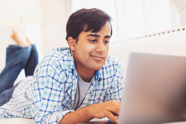 青少年在家使用笔记本电脑浏览社交媒体图片下载