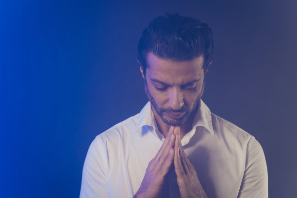 穿白衬衫的忧郁男子特写图片下载