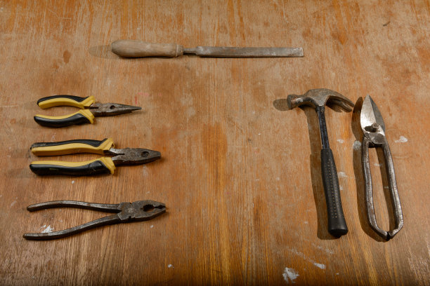 肮脏的木桌上放着几件旧工具图片下载