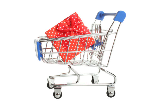 杂货店手推车里的礼品盒图片下载