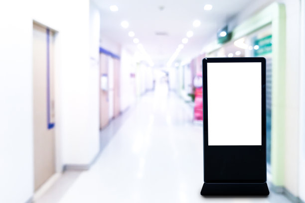 空白的白色广告牌在现代医院，模糊的背景图片下载