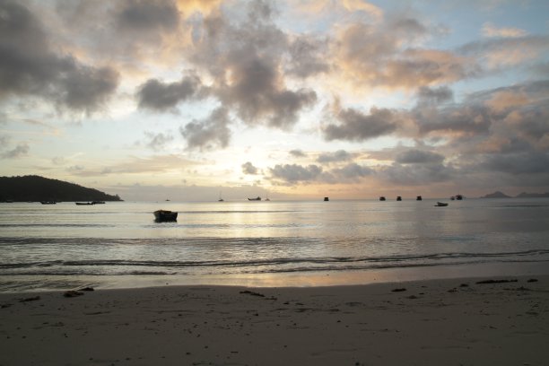 太阳，大海和云图片下载