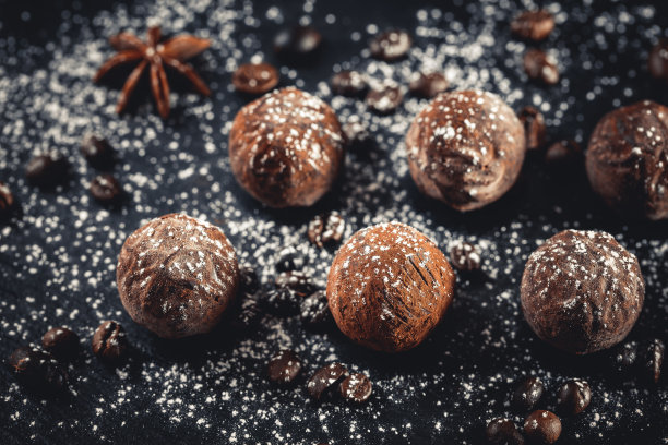 石板托盘上的松露巧克力图片下载