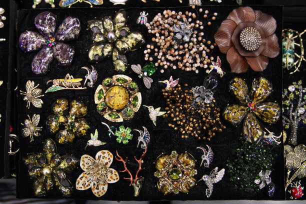 盒子与古董胸针的形式与天然宝石鲜花图片下载