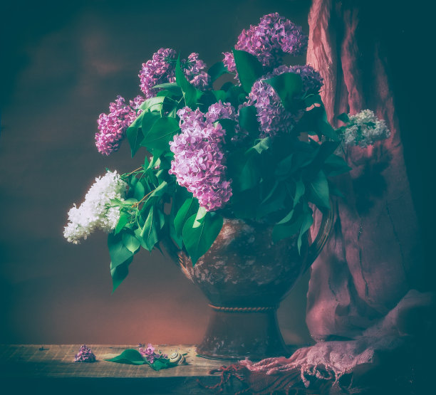 经典的静物花瓶与丁香的花束。艺术摄影。复古或复古色调。贺卡或帆布印花。图片下载