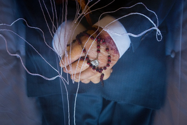 在基督教的葬礼上，从上面靠近老死人的手在棺材里捧着念珠图片下载