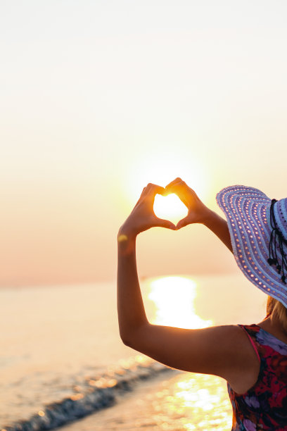 用手和阳光做成心形图片下载