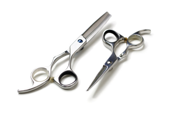 剪刀和梳子孤立在白色背景，复制空间图片下载