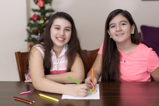 孩子在家画画图片下载