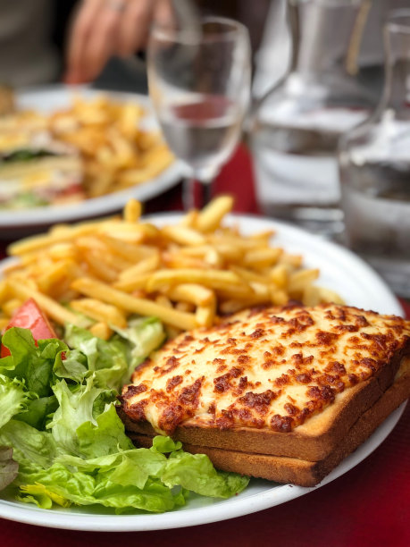 典型的法式火腿，配薯条和沙拉图片下载