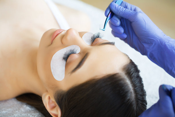 长睫毛的女人眼。睫毛，特写，选择焦点。图片下载