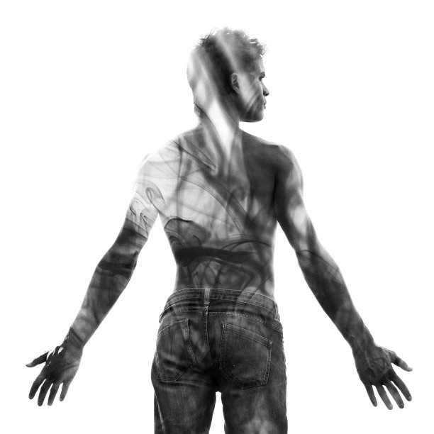 一个赤裸上身的年轻男子和烟雾混在一起图片下载