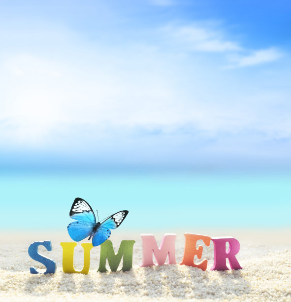 夏日沙滩上的彩色字母和蝴蝶。图片下载