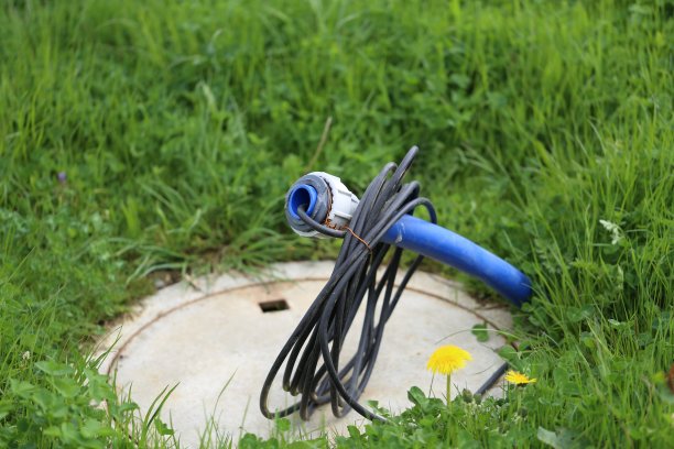 高压电缆伸出地面图片下载