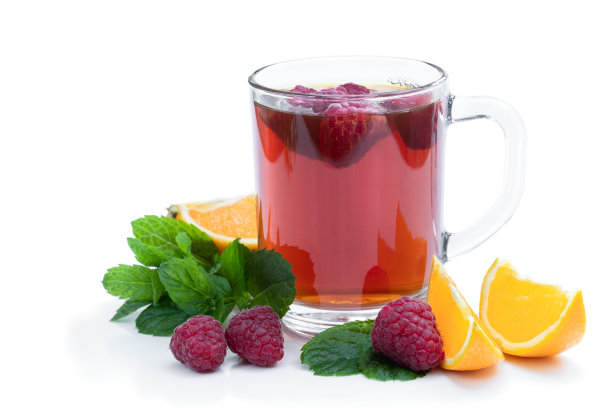 红果茶与树莓和橙子孤立在白色的背景图片下载