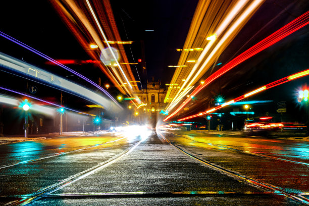 这是德国慕尼黑马克西米利安街的一张长曝光照片，后面是汽车、电车和巴伐利亚议会的灯光图片下载