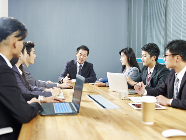 亚洲商务团队在办公室开会素材图片