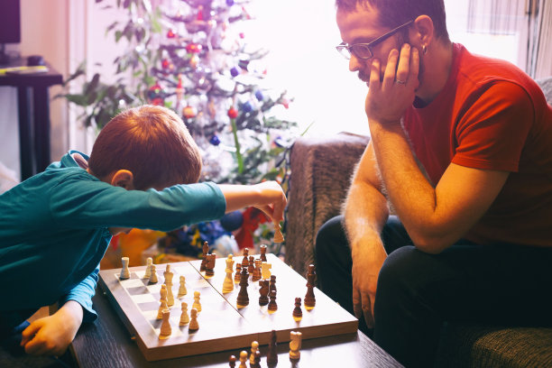 父子在下棋图片下载