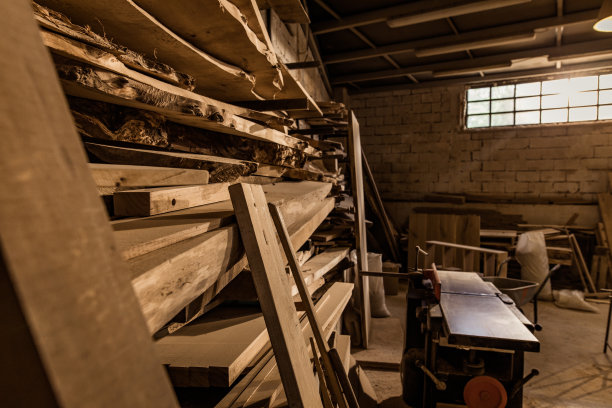 木工车间内部没有人。图片下载